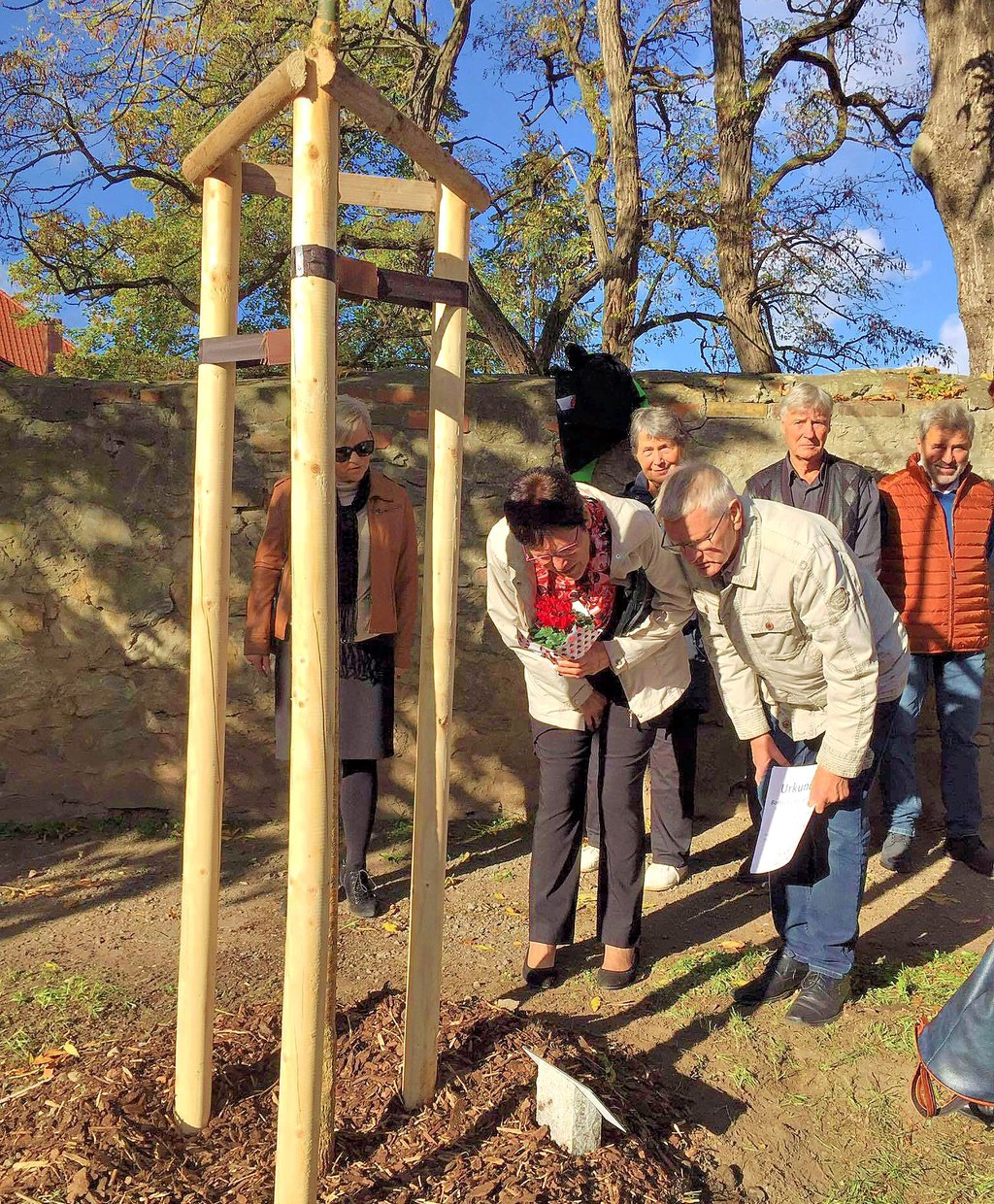 Welch eine Überraschung: Barbara und Uwe Genau freuen sich über „ihren“ Baum in Hoym.
