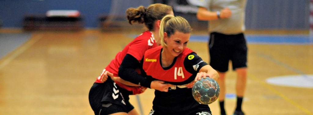 Hatten es die Handballerinnen der SG Lok Schönebeck um Karin Stagge (rechts) geschafft, die Abwehr des BSV 93 Magdeburg zu durchbrechen, scheiterten sie des öfteren am Pfosten oder der Abschluss wurde gehalten.