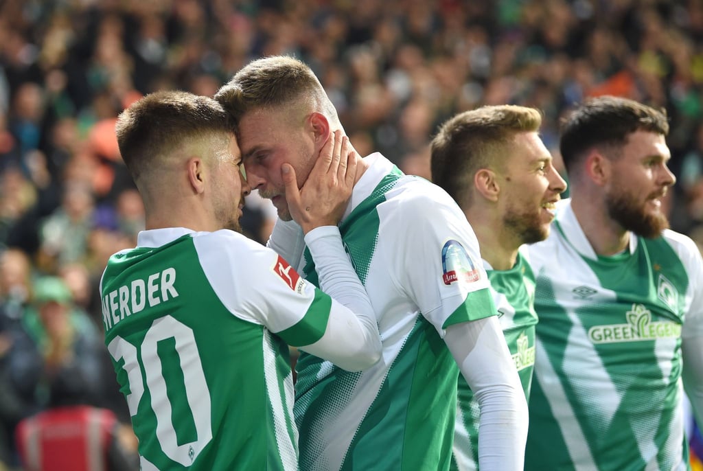 Werders Marvin Ducksch jubelt mit Romano Schmid (l) über sein Tor zum 2:0.