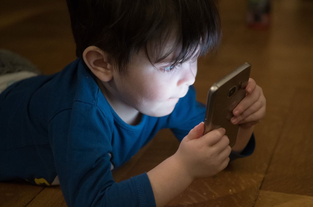 Wie lange sollten jüngere Kinder vor dem Bildschirm sitzen?