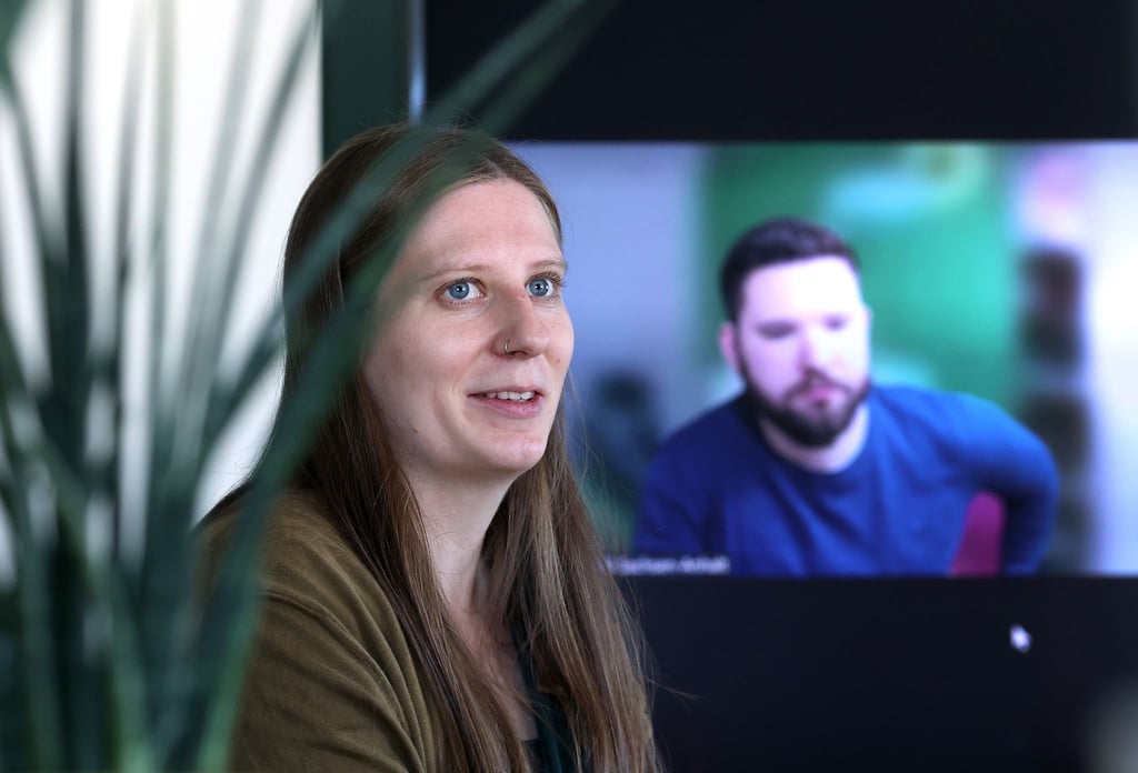Co-Landesvorsitzende Madeleine Linke spricht im dpa-Interview, während der Co-Vorsitzende Dennis Helmich auf einem Bildschirm live zugeschaltet ist.