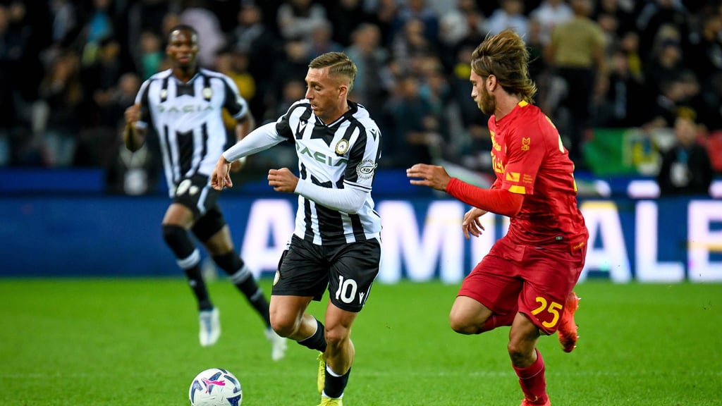 Gerard Deulofeu ist für Udinese Calcio am Ball.