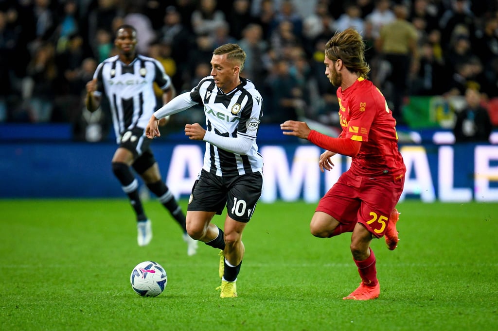 Gerard Deulofeu ist für Udinese Calcio am Ball.
