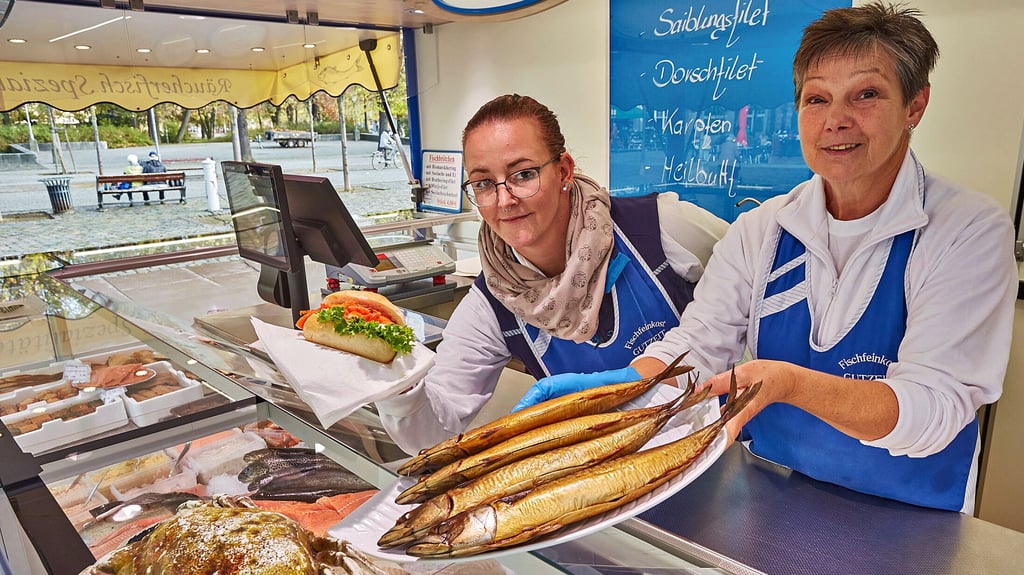 Gina Dczik und Marina Pelka verkaufen Fisch auf dem Wochenmarkt in Bernburg