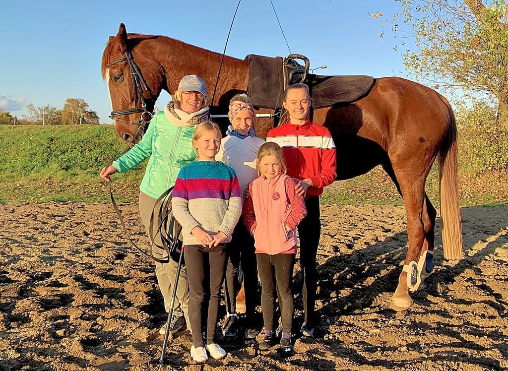 Ausbilderin Heidrun Malkowski, Anna, Lilly Charlott, Lissy und Eveline Pätz (von links) beim Training. Pferd Duplo bleibt gelassen.
