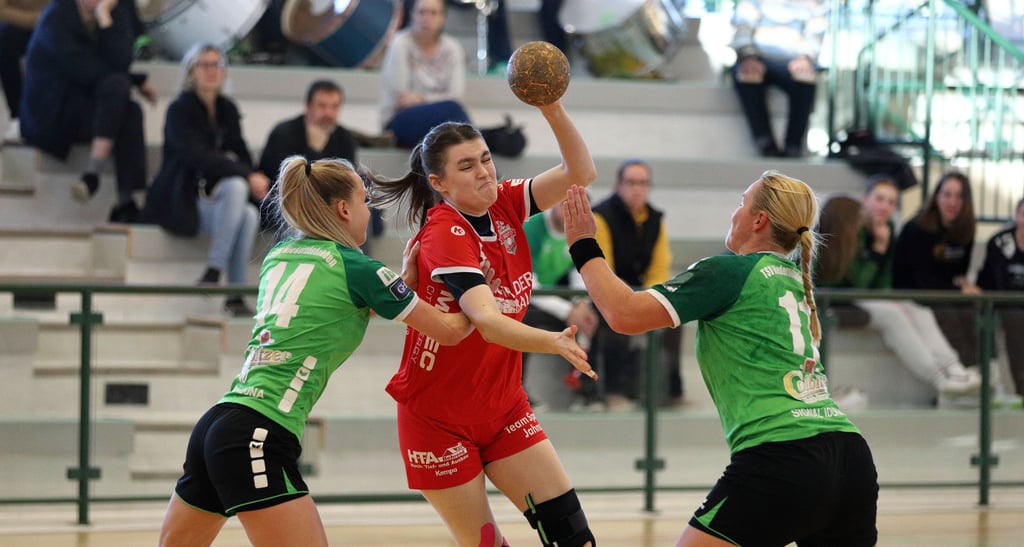 Emma Jahns (am Ball/gegen Samanta Umbusch und Franziska Sprotte/r.) hat mit dem HSV in Niederndodeleben den ersten Saisonsieg knapp verpasst. Trainer Harry Jahns sieht aber gute Chancen, dass der Knoten alsbald platzt.