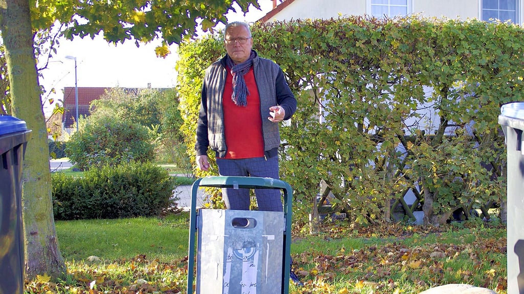 Mindestens ein öffentlicher Mülleimer in Meitzendorf ist mit einem illegalen Verbotsschild beklebt worden, das Ortsbürgermeister Peter Hiller wieder entfernen musste.