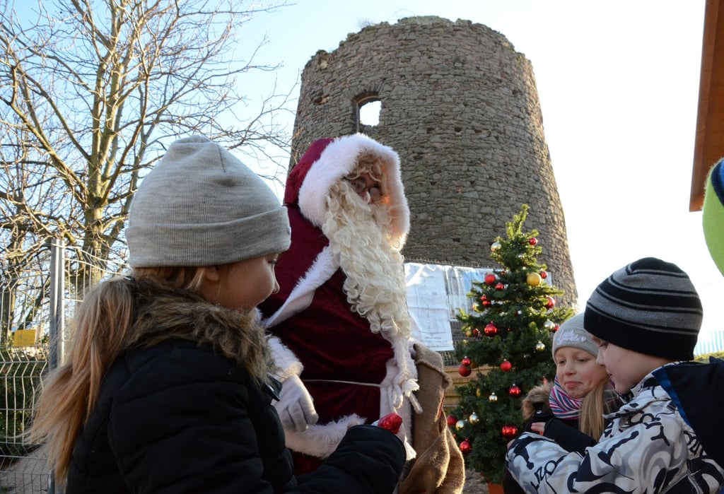 Besucher auf dem Weihnachtsmarkt an der Magdeburger Düppler Mühle können unter anderem auf den Weihnachtsmann warten, der Überraschungen an die Kinder verteilt.