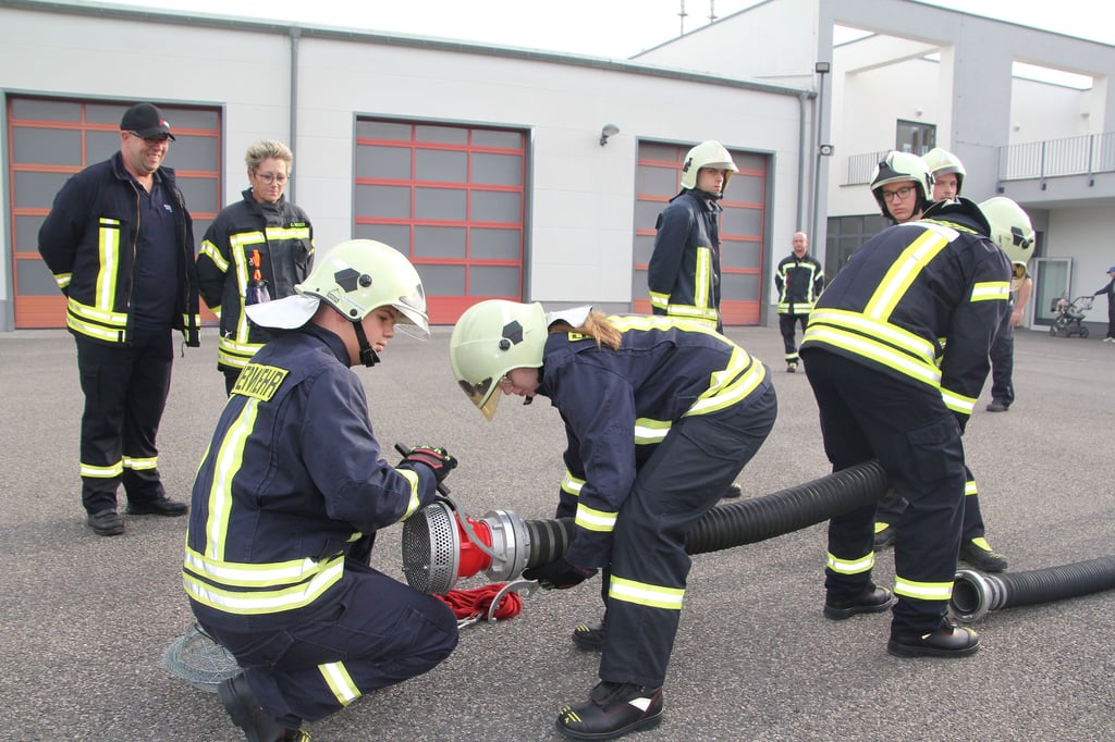 Einen Feuerwehr-Crashkurs haben 17 Retter der Feuerwehren von Bernburg absolviert.