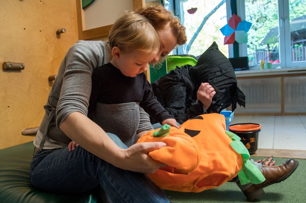 Hat das Kind andere Kostümvorstellungen als man selbst, kann es helfen nach den Gründen für den Kostümierungswunsch zu fragen. Vielleicht lassen sich so gemeinsam gute Alternativen finden.