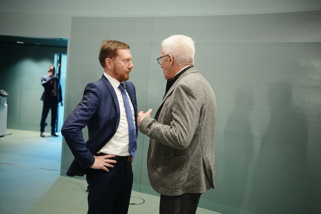 Michael Kretschmer (l, CDU), Ministerpräsident von Sachsen, und Winfried Kretschmann (Bündnis90/Die Grünen).