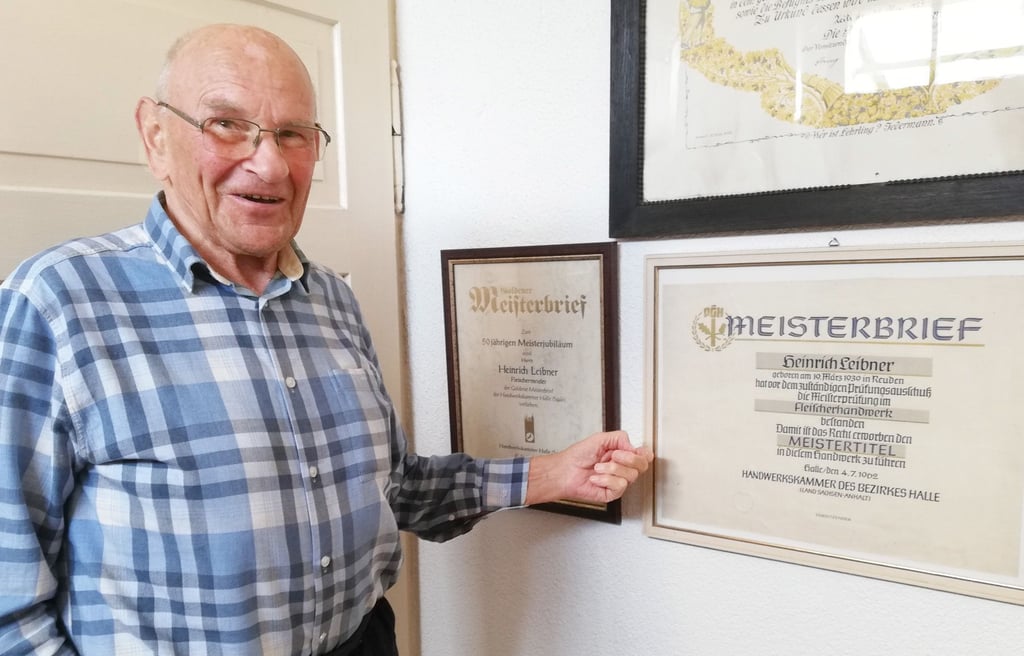 Fleischer Heinrich Leibner zeigt seinen Meisterbrief aus dem Jahre 1967. Er hat sein Handwerk von der Pike auf gelernt.