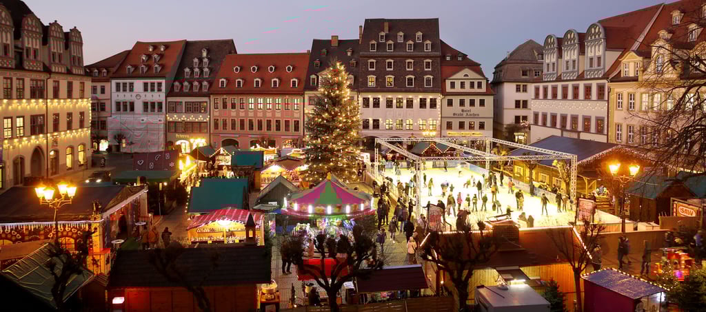 Naumburgs Marktplatz zur Weihnachtszeit mit der traditionellen Eisbahn.