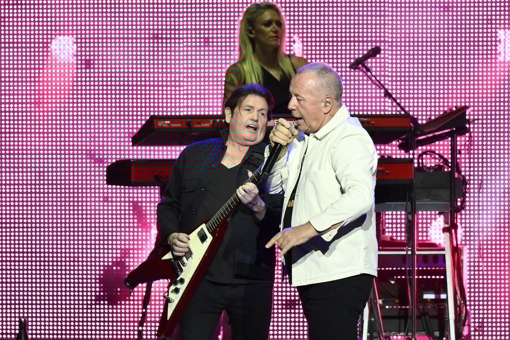 Sänger James Kerr (r) mit Gitarrist Charlie Burchill bei der "40 Years Of Hits Tour" in Rom.