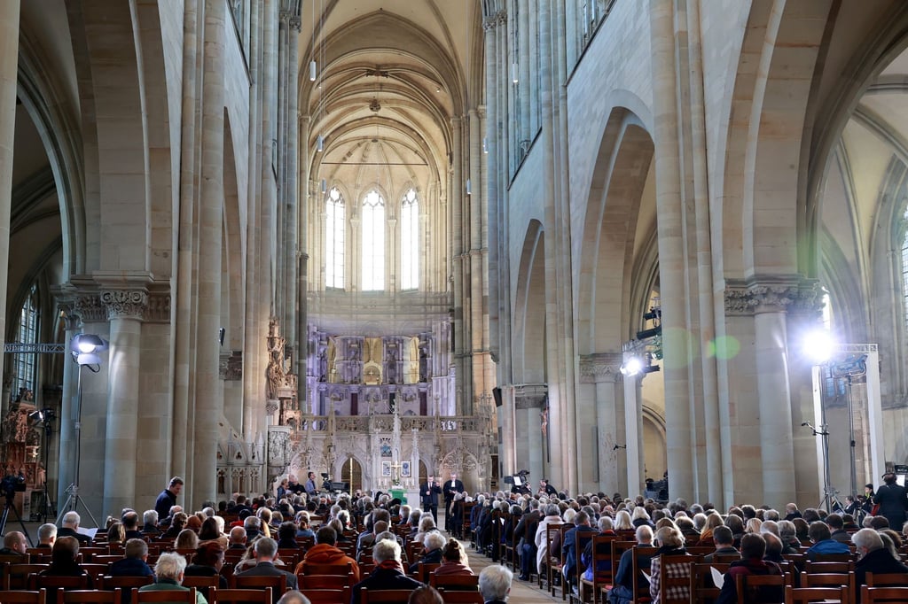 Rund 300 Besucher nehmen am Eröffnungsgottesdienst im Dom Magdeburg zur Synode der Evangelischen Kirche in Deutschland (EKD) teil.