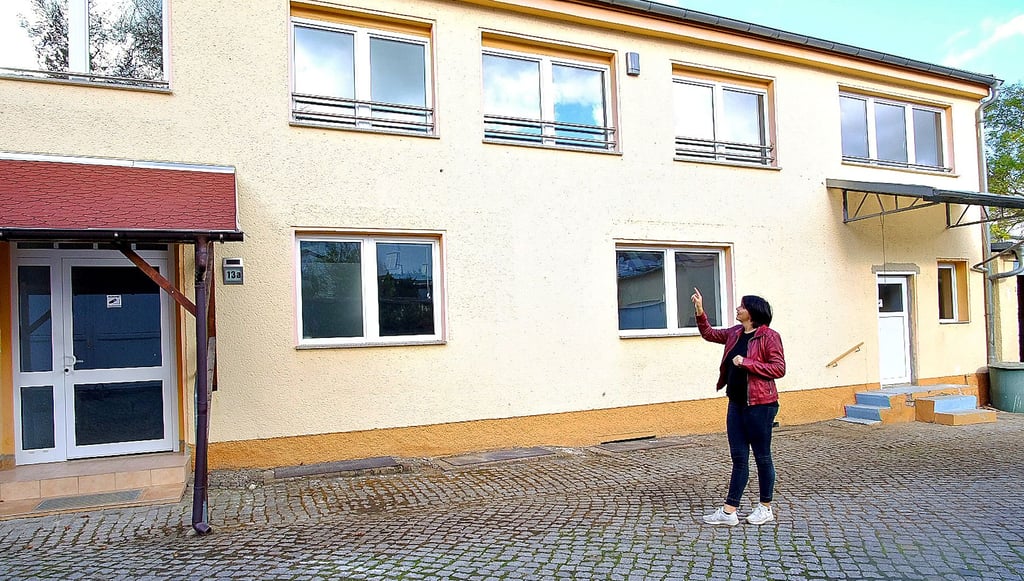 Das Digitalisierungszentrum Zeitz zieht jetzt in das Gebäude Altmarkt 13 a um. Es befindet sich hinter dem Haus Altmarkt 11 und ist durch einen Torbogen erreichbar. Martina Kuhaupt, die Leiterin des DZZ, hat die Räume schon verplant und weiß, wo es künftig welches Angebot geben wird.