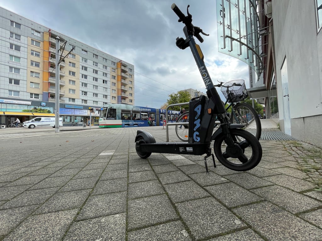 Über das Thema E-Roller-Verleih in Magdeburg wird weiter viel diskutiert. Die Stadtverwaltung erarbeitet aktuell ein Konzept. Eine Umfrage unter Magdeburgern ist mittlerweile abgeschlossen.