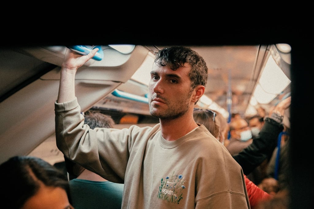 Der britische Multi-Instrumentalist Fred Again fängt flüchtige Momente ein.