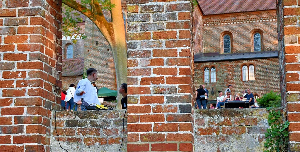 Blick durch die Klosterruine auf die Kirche. Das Ensemble soll bekannter werden. Dafür wird ein neuer Internetauftritt genutzt.