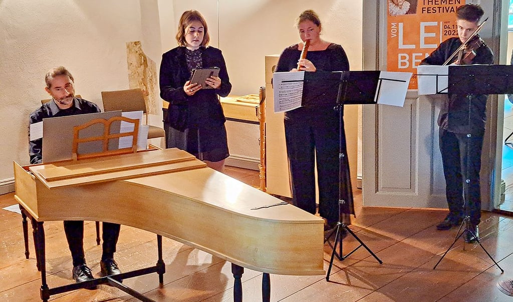 Musikalisch begleitet wurde die Übergabe der Büste im Schütz-Haus von Musikern der Kreismusikschule. Peter Lang spielte Cembalo, Constanze Kochanek sang, Annekatrin Weiß spielte Blockflöte und ihr Sohn Jannick Weiß Geige.
