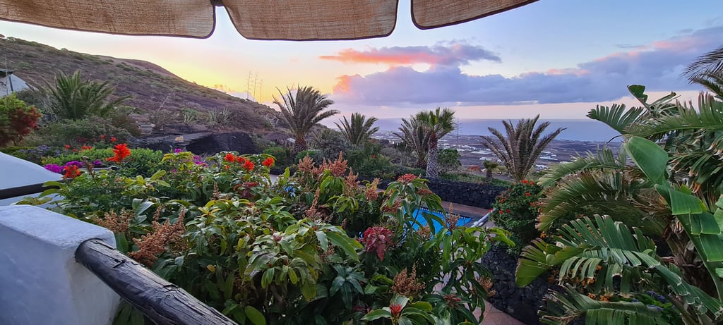 Blick vom Balkon einer Ferienanlage der deutsch-geführten Finca del Sol in La Asomada auf Lanzarote in Richtung Meer.