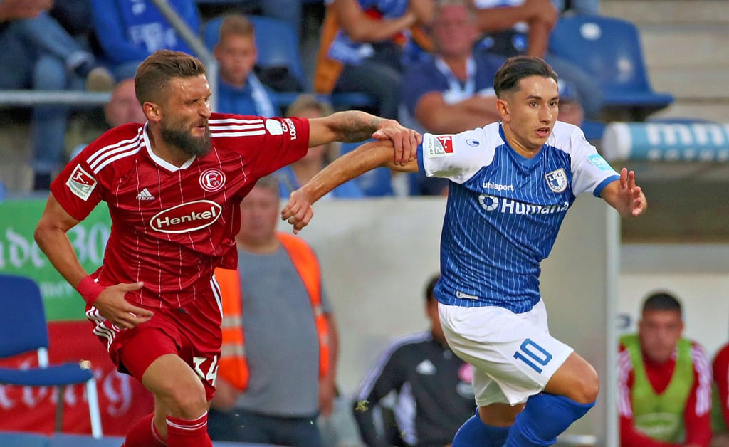 Auf dem Weg der Besserung: der 1. FC Magdeburg und Jason Ceka (r.), hier im Duell mit Fortuna Düsseldorfs Nicolas Gavory.