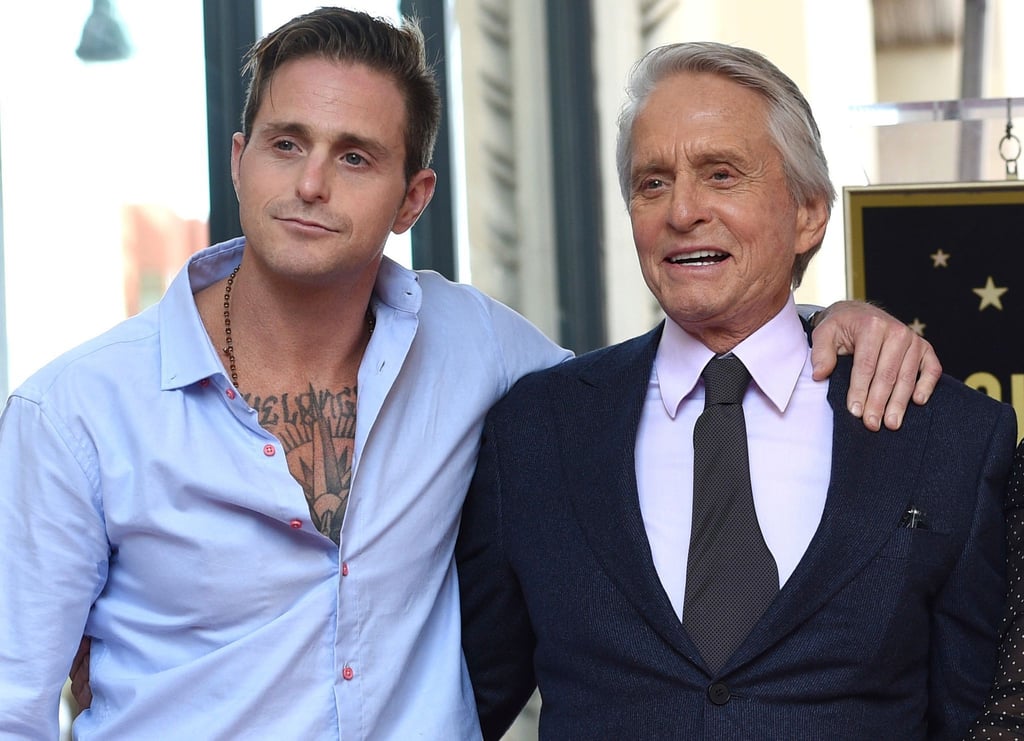 Der Schauspieler Michael Douglas (r) und sein Sohn Cameron wollen sich die Kamera teilen.