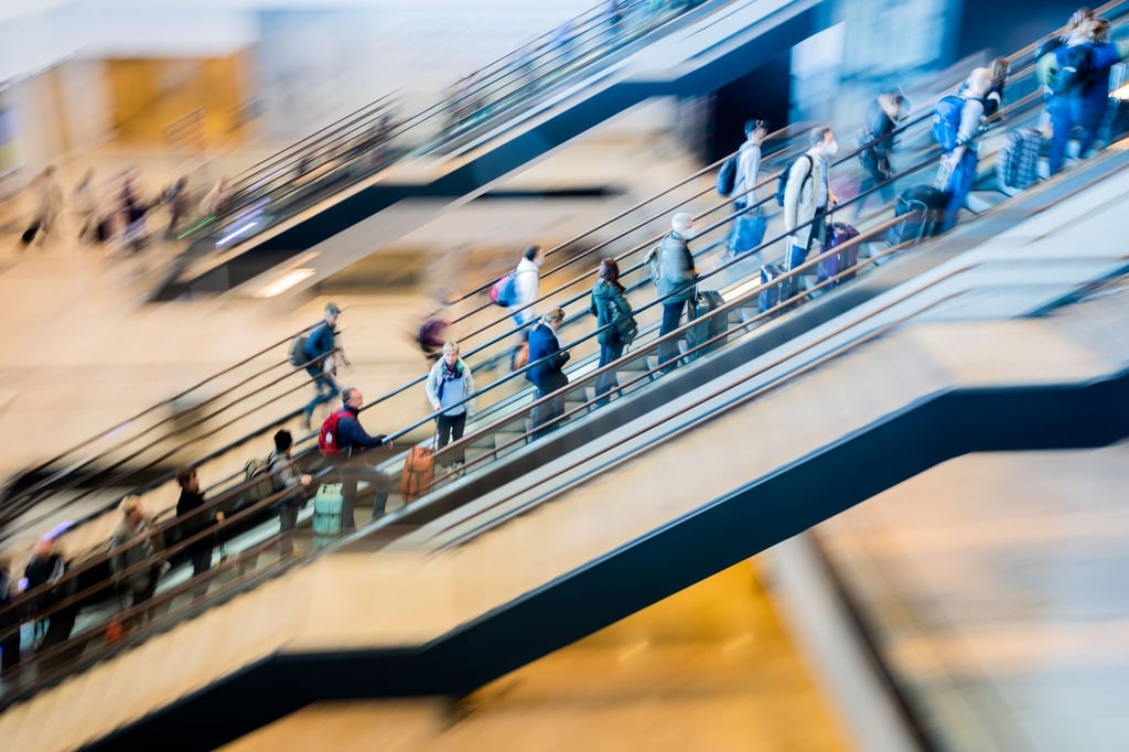 Kommt es auf Rolltreppen zu Stürzen, kann das schnell gefährlich werden. Verklemmen sich lange Schals und lose Schnürsenkel in der Treppe, drohen ebenfalls Verletzungen.