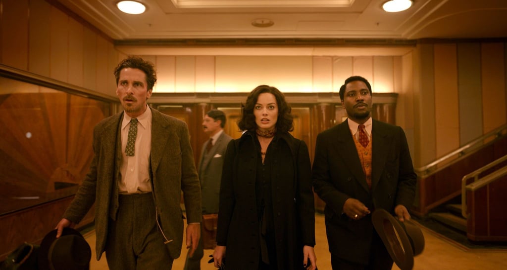 Christian Bale (l) als Burt, Margot Robbie als Valerie und John David Washington als Harold in einer Szene des Films „Amsterdam“.