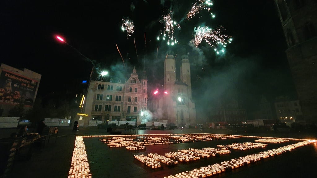 Feuerwerk zum Abschluss des Lichterfests auf dem Marktplatz Halle