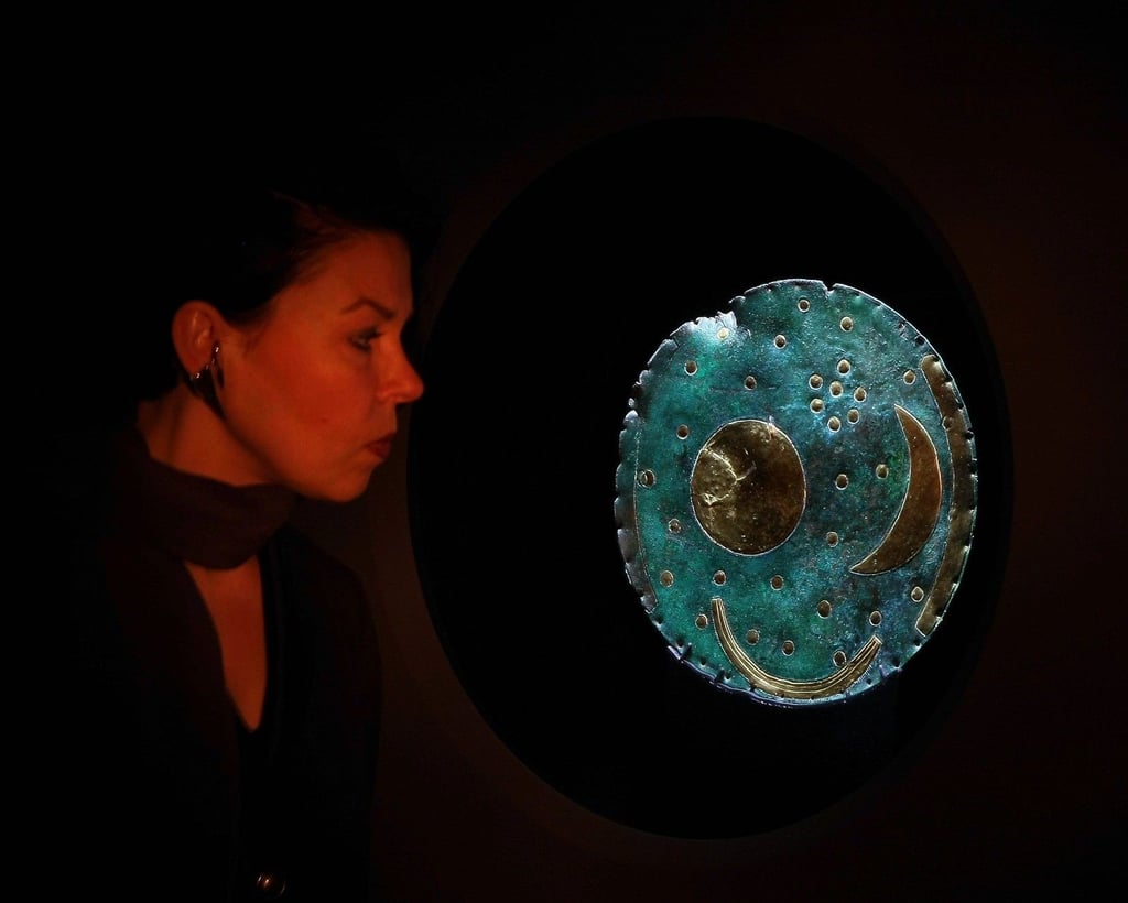 Museen sichern sich vor radikalem Klimaprotest. Die Himmelsscheibe – Halles wohl wertvollstes Ausstellungsstück – ist hinter Panzerglas gesichert.