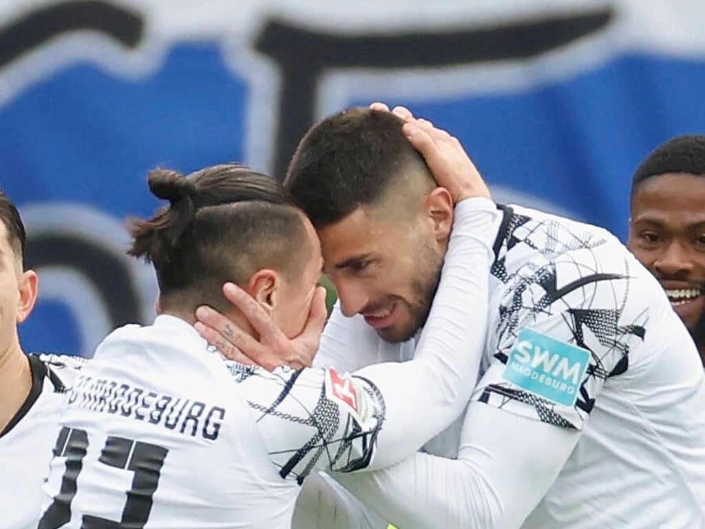 Ließ sich von seinen Mitspielern feiern: Cristiano Piccini (3. v. l.), der doppelt für den FCM in Nürnberg traf.