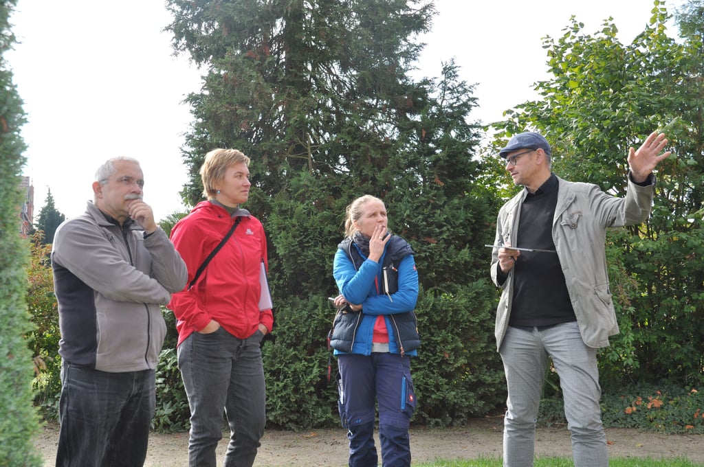 Pfarerr Tobias Krüger (von links), Restauratorin Susanne Fuchs, Gemeindekirchenrätin Kristin Wießel und Architekt Carsten Sußmann nahmen gemeinsam den konservierten Ritzputz in Augenschein.