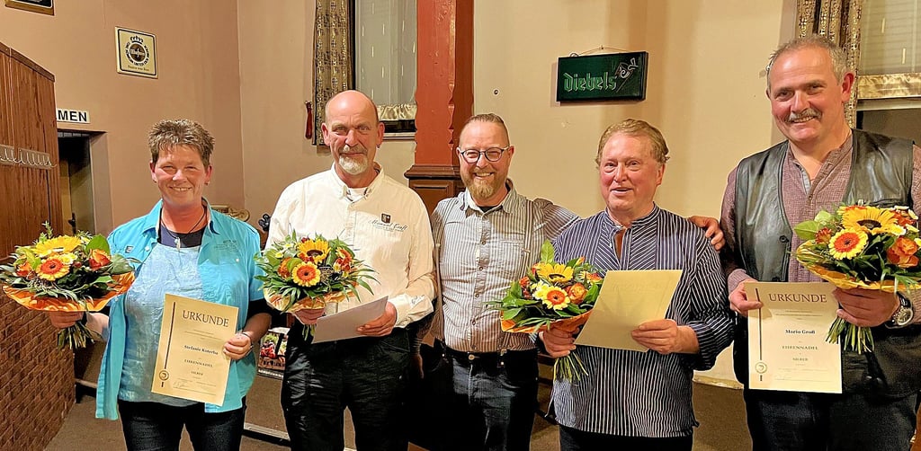 Neben Steffi Koterba und Frank Wesenberg ehrte Geschäftsführer Falko Geitz vom Havelberger Sportfischerverein auch Detlef Ballendat und Mario Groß (von links) mit Ehrennadeln.