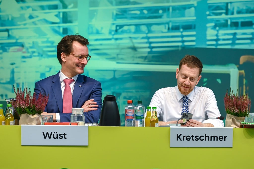 Ministerpräsident Michael Kretschmer (r) sitzt neben Gastredner Hendrik Wüst.