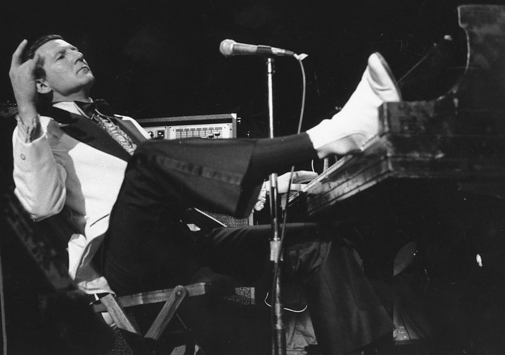 Jerry Lee Lewis nimmt bei einem Konzert im New Yorker Madison Square Garden (1975) ganz entspannt den Applaus der Fans entgegen.