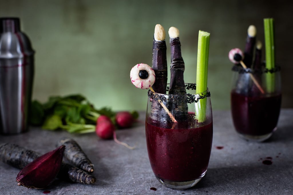 Zu Fingern geschnitzte lila Möhren und Glubschaugen aus Radieschen und Blaubeeren geben der Bloody Mary einen schaurig-schönen Touch.