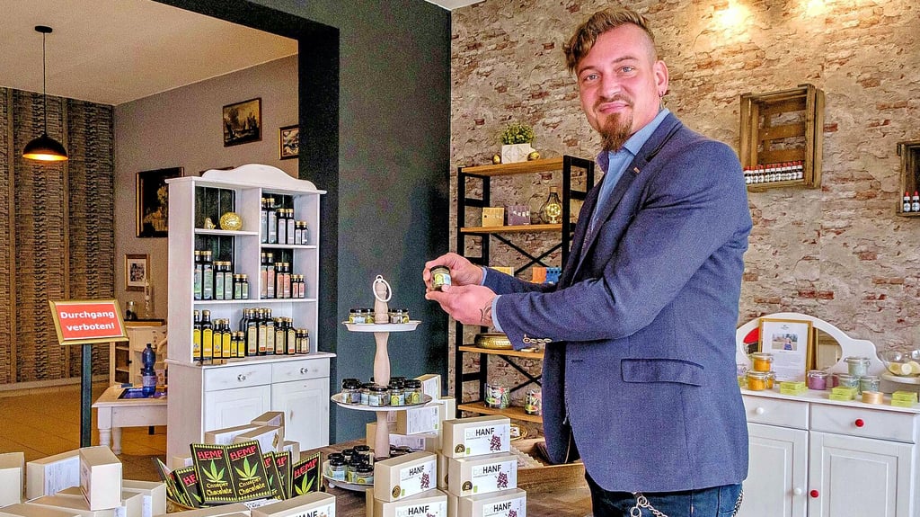 Martin Köhler im am Donnerstag eröffneten CBD-Shop.