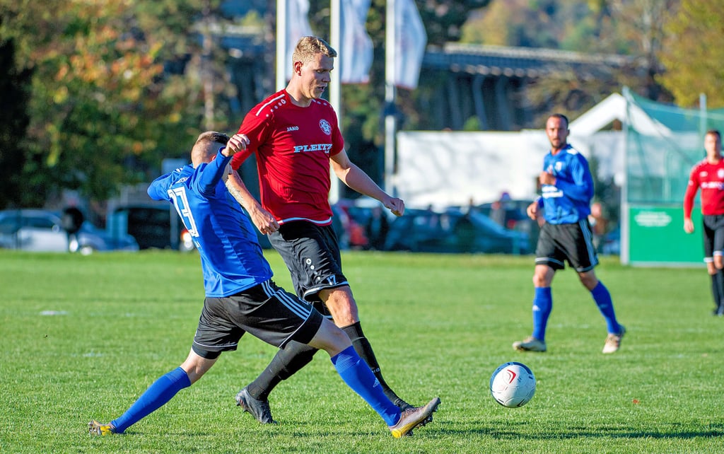 Blau-Weiß-Akteur Nick Petersen (l.) versucht, dem Lauchaer Fabian Keidel, der den Ausgleichstreffer der Gäste vorbereitete, den Ball abzujagen. Das Landesklasse-Regionalderby am Gradierwerk endete schließlich 1:1.