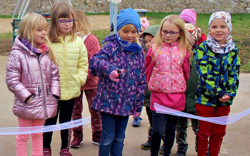 Die sechsjährige Adele griff zur Schere und gab gemeinsam mit ihren Freunden aus der Wanzleber Kindertagesstätte „Sarrezwerge“ offiziell den Spielplatz frei.