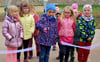 Die sechsjährige Adele griff zur Schere und gab gemeinsam mit ihren Freunden aus der Wanzleber Kindertagesstätte „Sarrezwerge“ offiziell den Spielplatz frei. 
