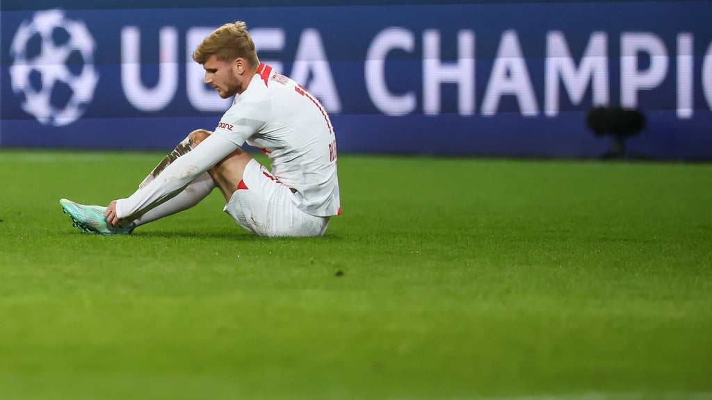 Leipzigs Spieler Timo Werner hält sich nach einem Foul das Fußgelenk.