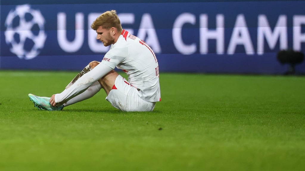 Leipzigs Spieler Timo Werner hält sich nach einem Foul das Fußgelenk.