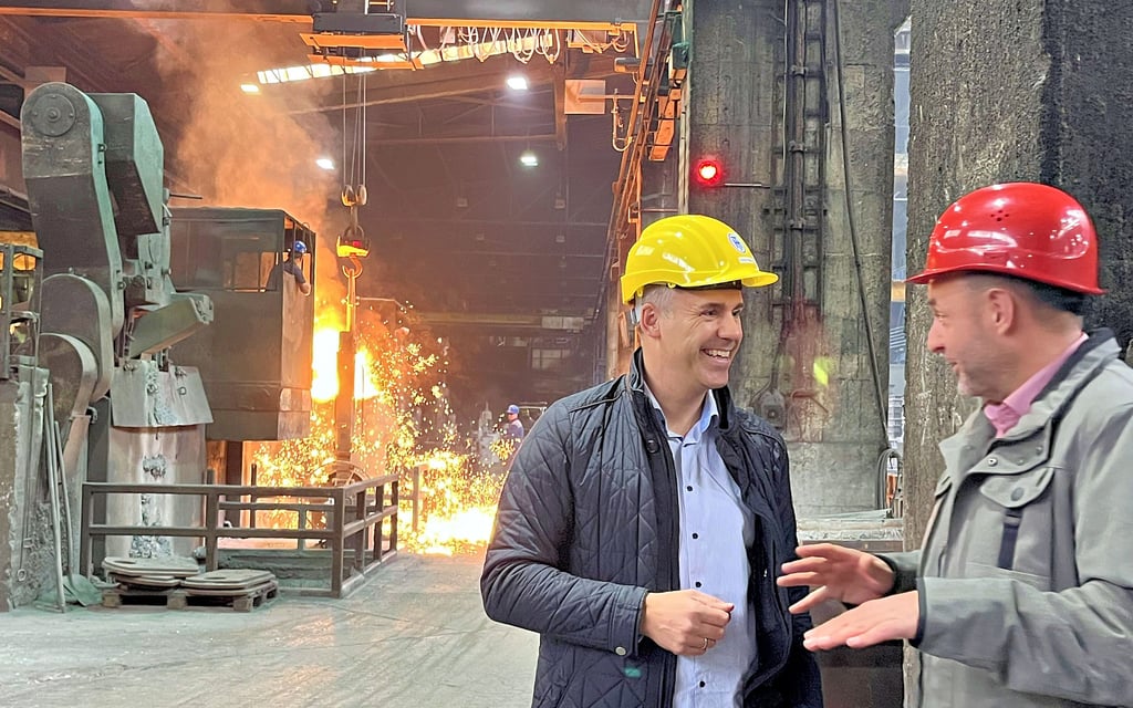 Geschäftsführer Stefan Maier (links) und Landtagsabgeordneter Thomas Staudt (CDU) diskutieren vor den Schmelzöfen der TechnoGuss in Tangerhütte.
