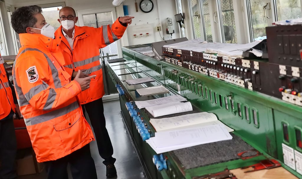 Ministerin Lydia Hüskens (links) besuchte das Stellwerk der Bahn in Sangerhausen.