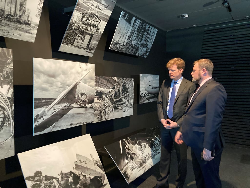 Antonov-Generaldirektor Eugen Gavrylov zeigt Flughafen-Chef Götz Ahmelmann (rechts) die Bilder der zerstörten AN 225.
