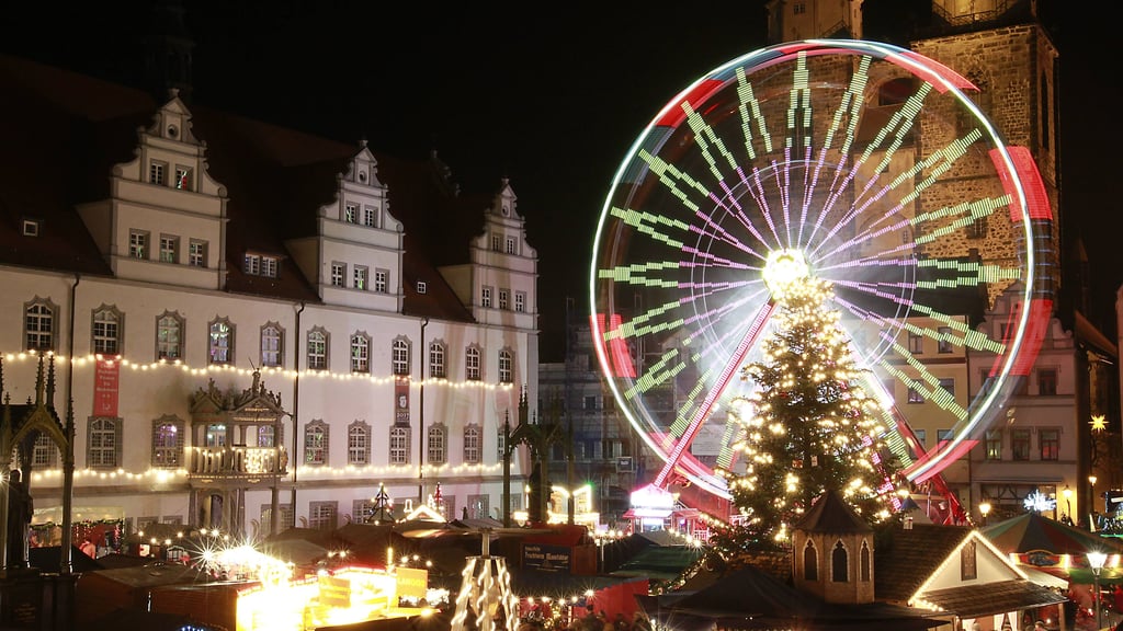 Der Marktplatz in Lutherstadt Wittenberg bietet eine einzigartige Kulisse für den Weihnachtsmarkt. Am 24. November 2025 eröffnet der Markt wieder.
