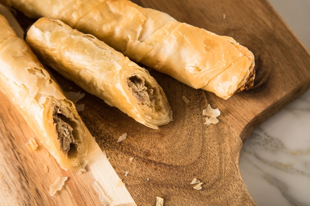 Börek-Röllchen werden oft mit Hackfleisch oder mit Feta und Spinat gefüllt. Aber auch Reis und Gemüse passen gut zum Teig.
