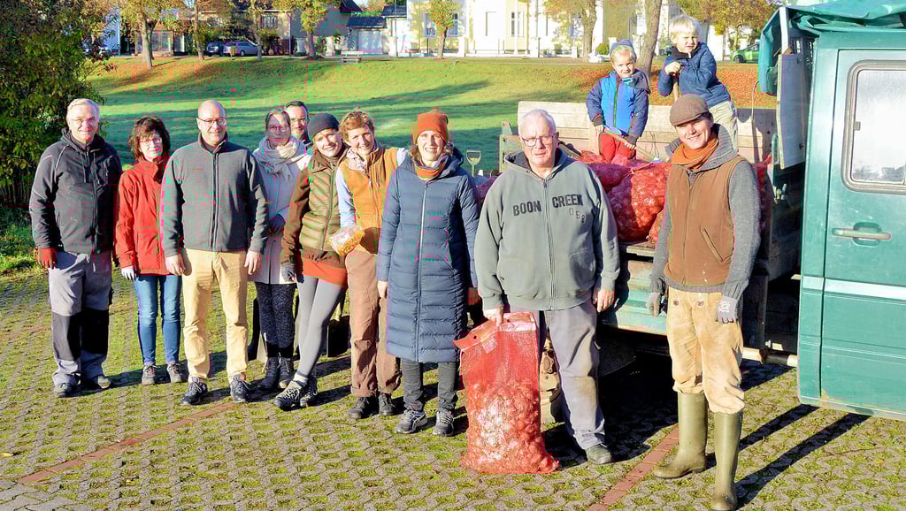 Am Sonnabend kamen unter Regie von Christian Schwander (r.) in Seehausen am Umfluter Blumenzwiebeln in die Erde. 9 Uhr stand das erste Dutzend Helfer „Gewehr bei Fuß“. Kurz danach verdoppelte sich die Zahl der engagierten Hobbygärtner.