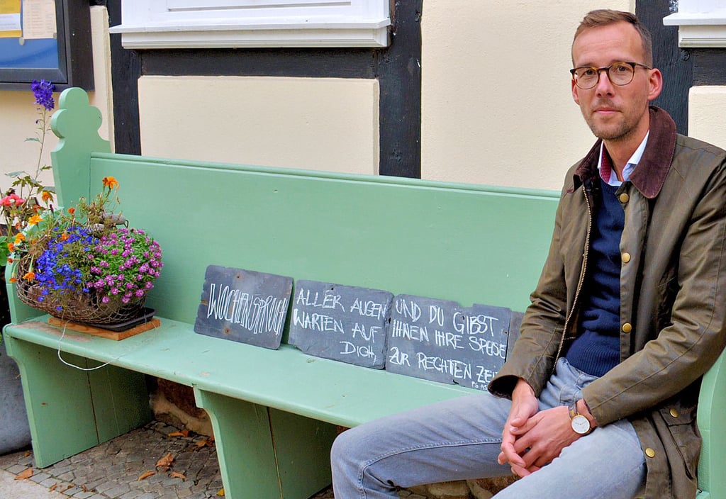 Gordon Sethge auf der Bank vor dem Pfarrhaus Osterburg.